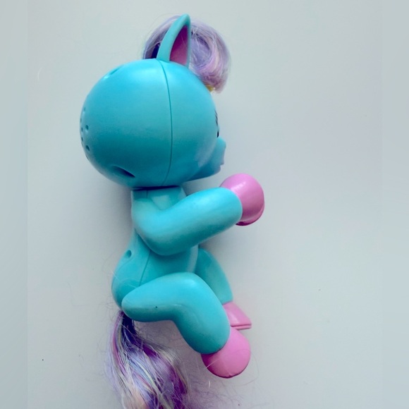 Fingerlings Baby Unicorn Interactive Figure - Picture 3 of 6